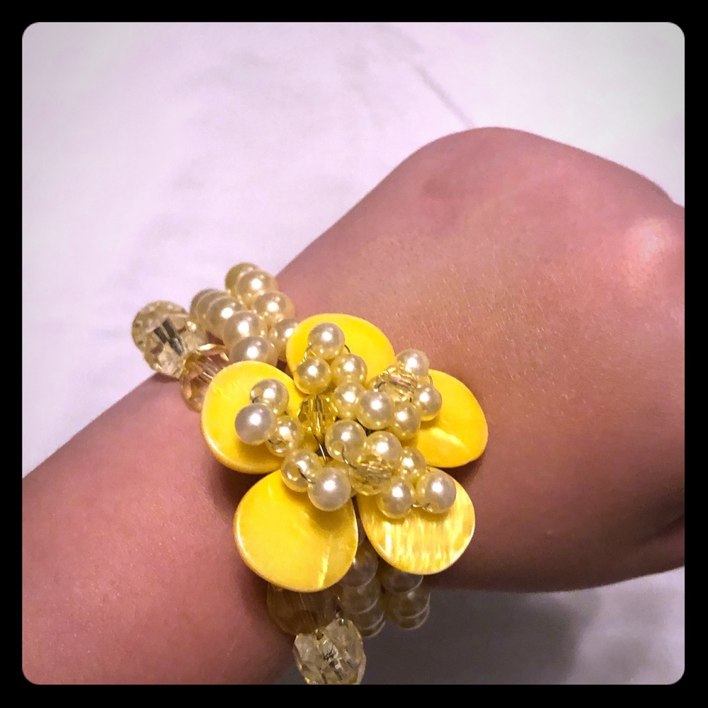 A yellow flower beaded bracelet